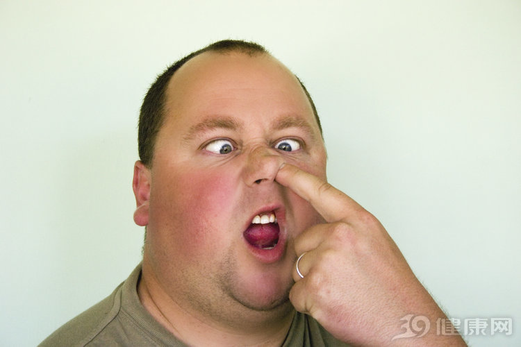 鼻孔|没事总想挖鼻孔？医生警告：你可能得了这一种病！应该尽早改变