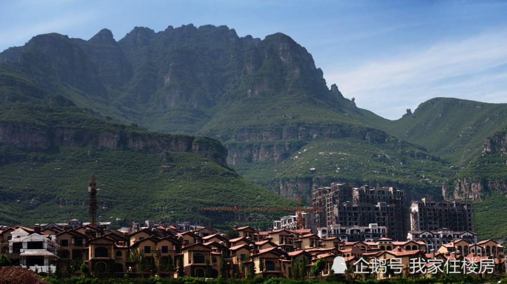 又是河北保定!保定再现违建别墅,削山造地、独