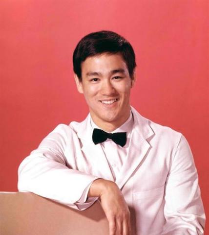 李小龙为什么离开香港?他在去美国前究竟经历