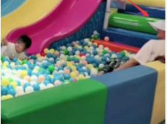 谢娜带女儿去三亚度假,跳跳悄悄正面照首曝光,酷似妈妈小时候!