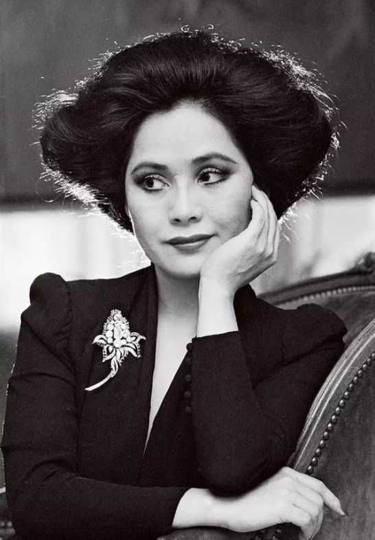 遂成为他最宠爱的第四位妻子,这位堪称人生逆袭赢家的女人就是"黛薇