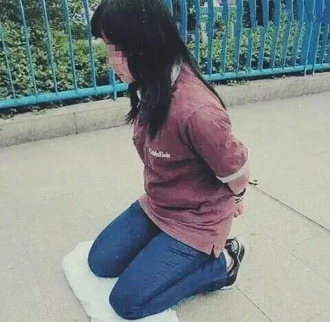 女子双手被绑跪在街头行人路过表示同情知道原因却痛斥活该