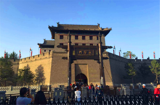 我国保留最完整的古城墙,位于13朝古都西安,当初差点被拆掉