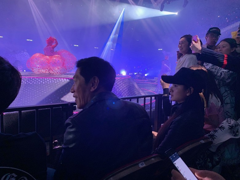 张耀扬带女友去郑伊健演唱会 两人握手和解