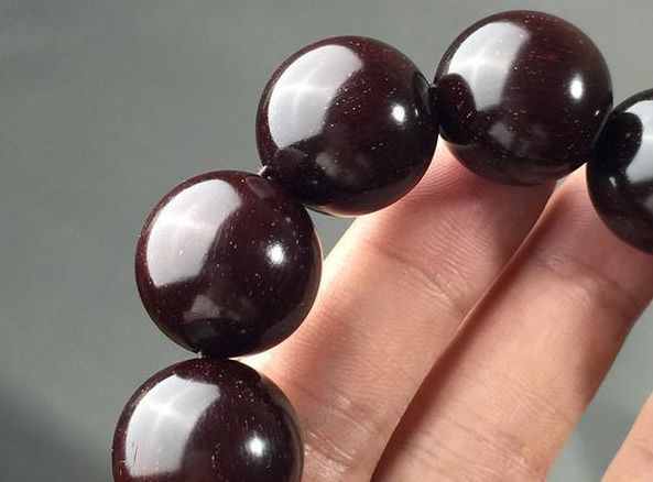 小叶紫檀手串为什么会越盘越黑了