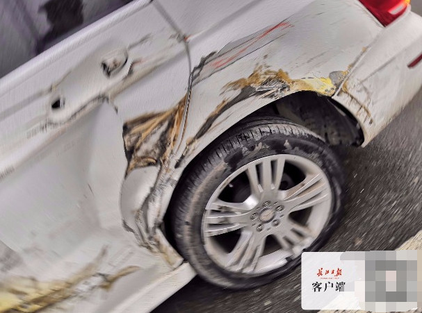 家长为给2岁孩子把尿 越野车在高速违停被货车