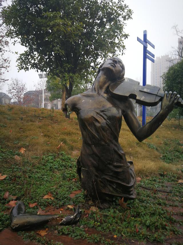 图为残缺的雕像.记者刘海锋摄