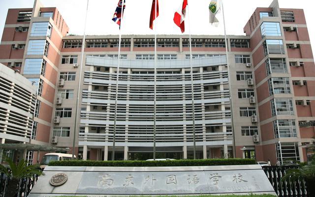 重庆巴蜀中学重庆巴蜀中学有"保送之王"的称号,该校2009年保送清华