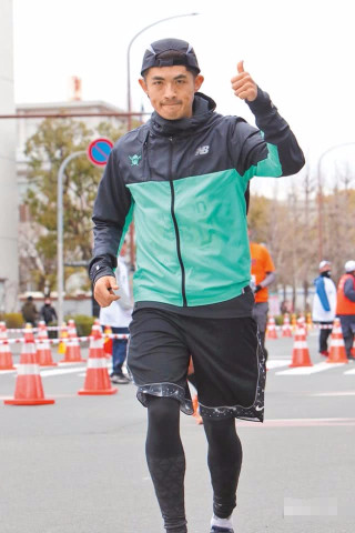 梁正群跑马拉松,一度想放弃直接溜回去,崩溃大哭