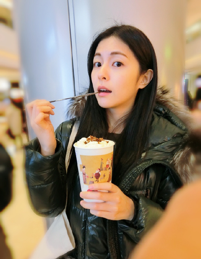 selina妹妹原来这么美!清纯偶像剧女主脸,妈妈基因太强大