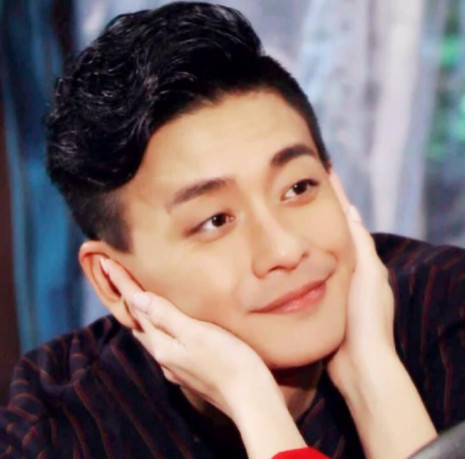 并将合照上传到网络社交平台上,巧合的是陈嘉桓当天在社交账号中,晒出