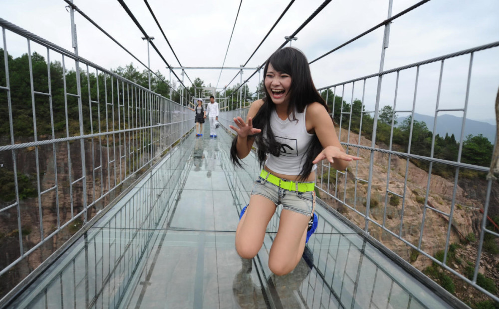 为什么网红玻璃桥如今女性不能穿裙子?男游客的回答让人哭笑不得