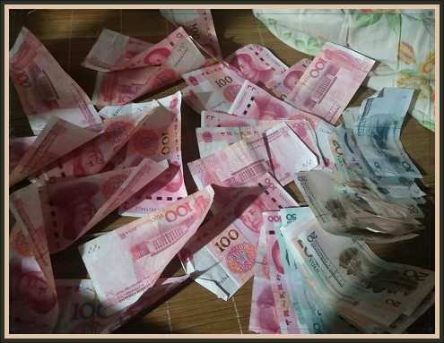 一百的有很多,并且还有好多的零钱的,这样的炫富方式额也是比较的直接