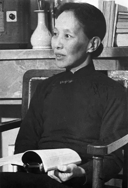 正像评论家所说,冰心的创作,"具有柔和细腻的笔调,微带忧愁的色彩