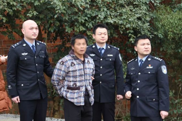 警车缓缓驶入赫山公安分局院内,潜逃近10年的命案逃犯陈某辉终于到案