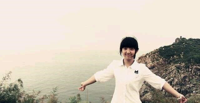 根据拍照地点,网友们就把这位小姑娘称作"斗岩女神"