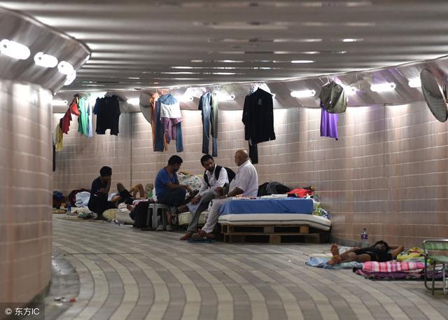 香港住房怎么这么难?1000多人无家可归,露宿街头!