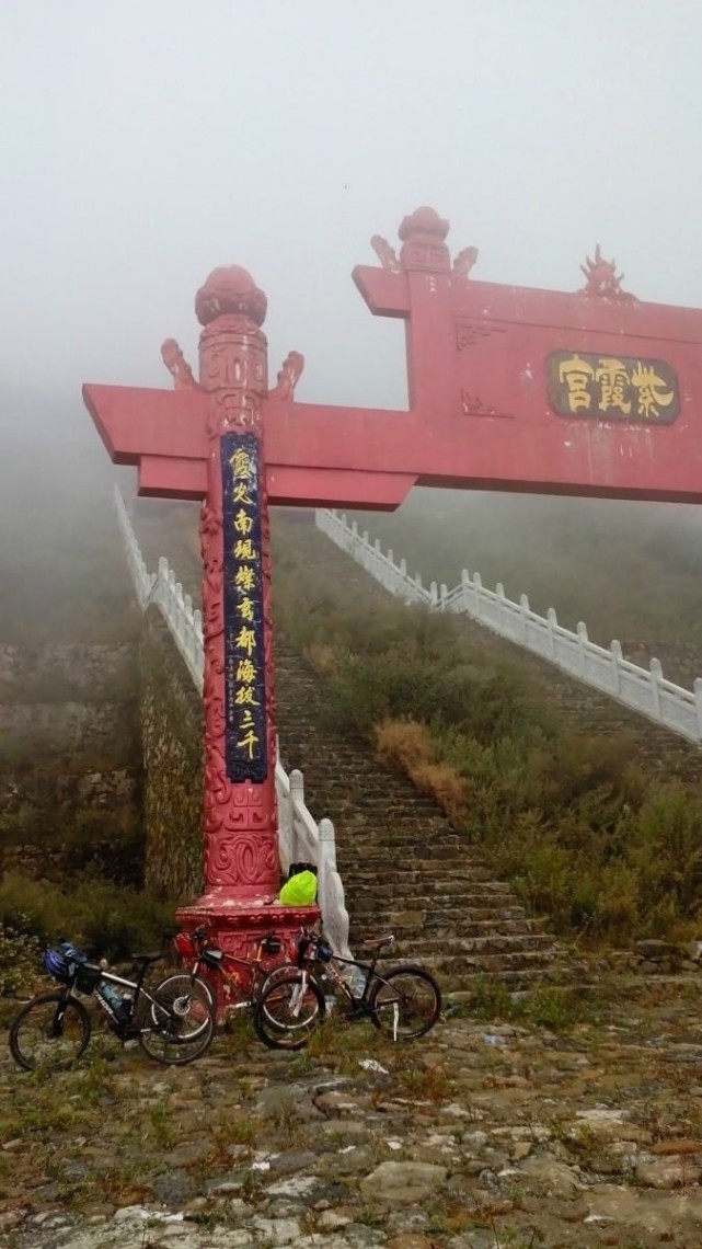 牯牛山紫霞宮是2008年1月經昆明市宗教局批准恢復重建,重建在牯牛山峰