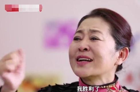 沈夢辰穿裙子被凍得發抖,60歲倪萍一個動作被贊,不愧為央視一姐