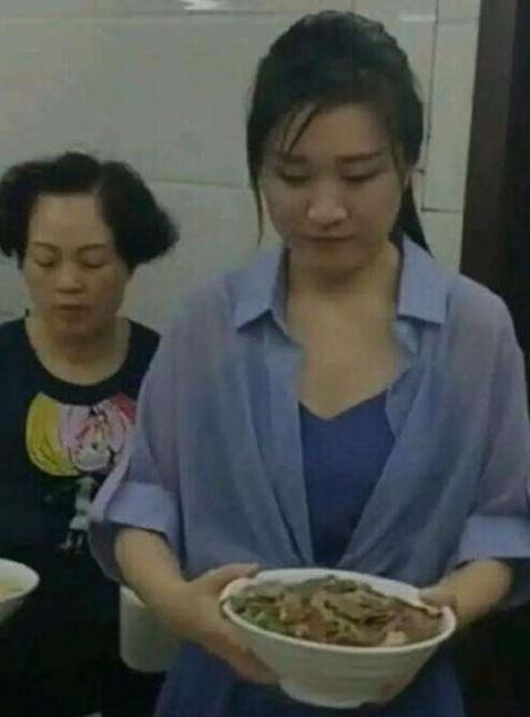 网红"拉面西施"素颜曝光,没了美颜和滤镜好似换了个人一般