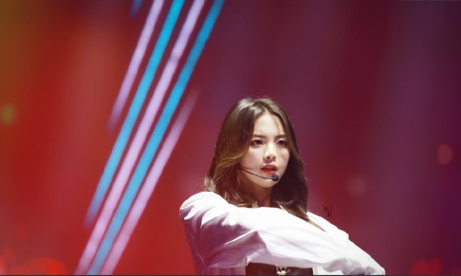 杨超越翻唱的这首歌才叫经典,都被一线歌手夸