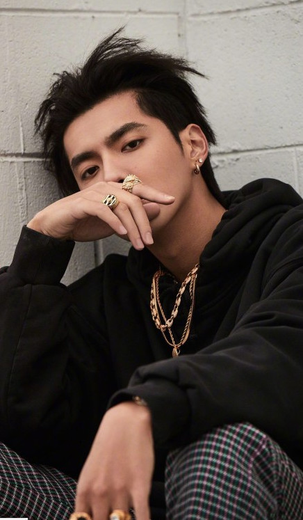 吴亦凡素颜吃饭,酷炫豪车引围观,网友:谭小飞是