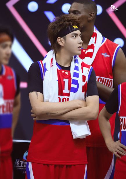 吴亦凡素颜吃饭,酷炫豪车引围观,网友:谭小飞是