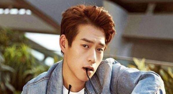 他是名副其实的富二代,继承18家公司,却是何炅都觉得抠的男星