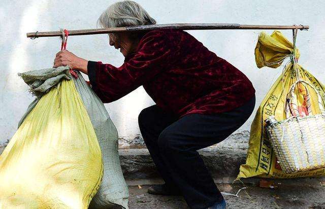 2,我的妈妈常年累月的在地里干活 晒的黑黑的 虽然不缺钙 只是不管穿