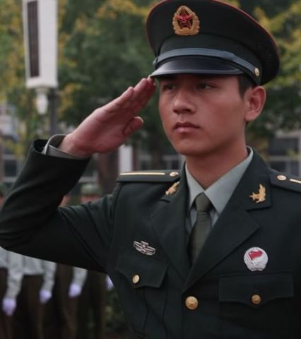 娱乐圈里当过兵的男星,他成了小鲜肉,最后一位正师级