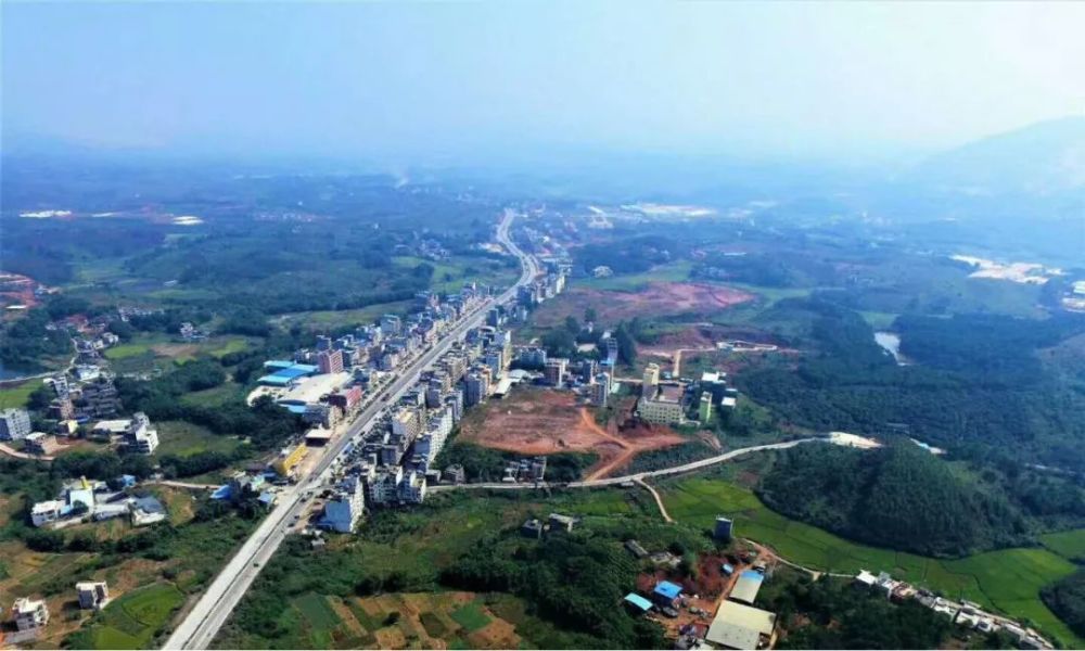 藤县塘步镇物流特色小镇成立于2002年5月,由原南安镇和赤水乡两个乡镇