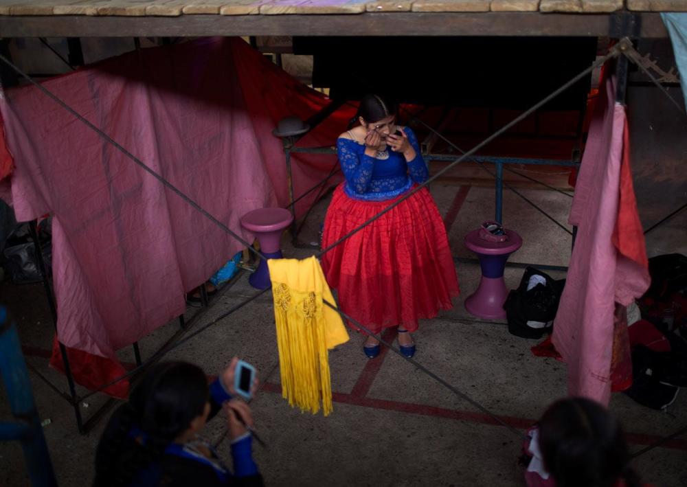 玻利维亚女子摔跤图片