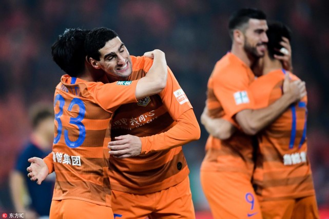 相差25cm!金敬道被费莱尼弯腰抱抱 场面萌化