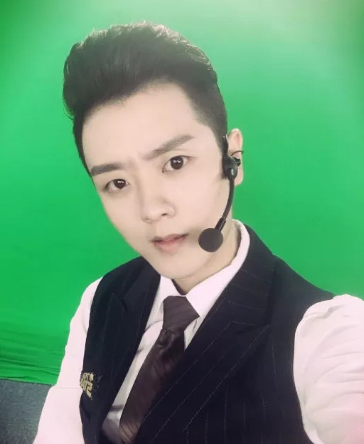 lol男解说被实锤渣男!同时交往5个女朋友,靠吃软饭度日