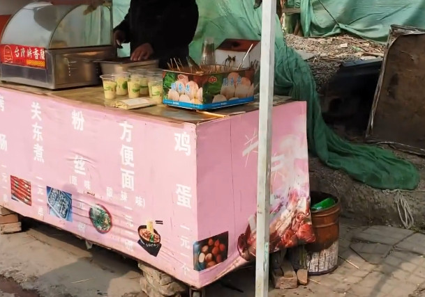 洛阳街边关东煮小摊,杯装泡面淋上关东煮汤汁,一杯只卖一块钱