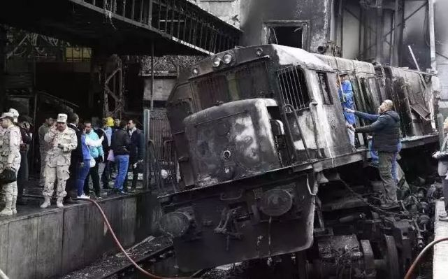 埃及"失速火车头"撞月台爆炸,原因系两司机吵架!