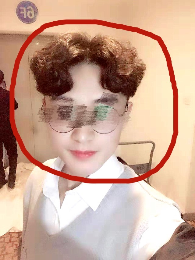 男大学生开学做发型,可从理发店出来,却变成