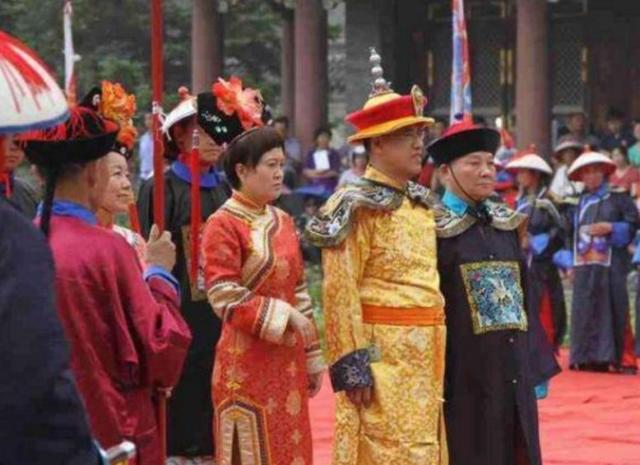 乾隆7世孙爱新觉罗·恒绍,在吉林穿龙袍祭祖,惹网友反感