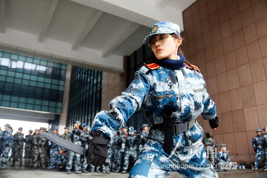 杭州:女子匕首操亮相高校春季軍訓