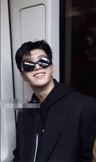 范丞丞现身巴黎地铁,坐角落歪着头傻笑,这模样太可爱了吧