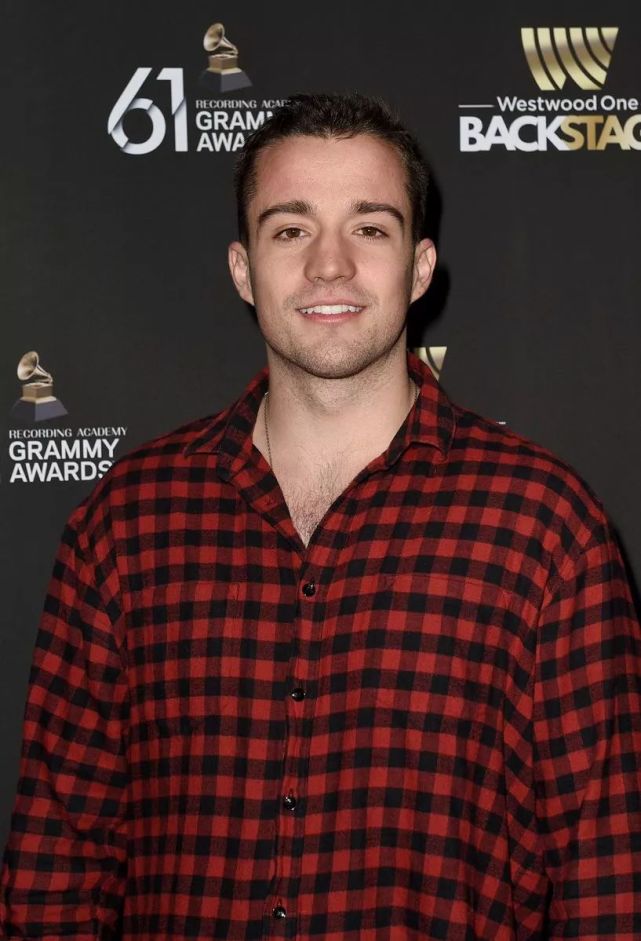 扒一扒断眉亲弟弟stephen puth,这10件事你可能不知道.