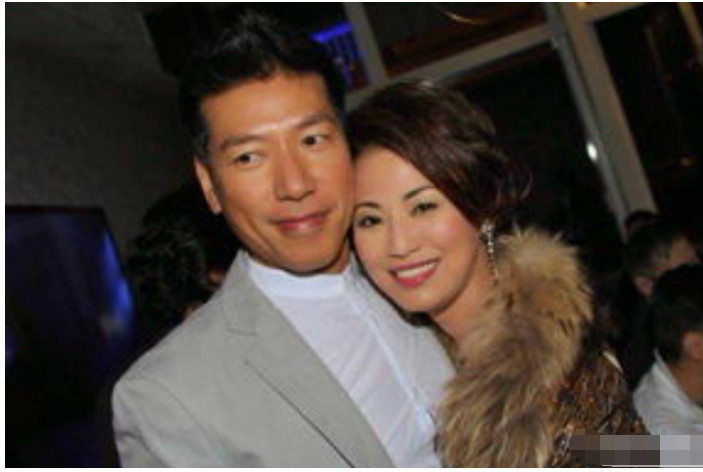 欲重出江湖?56岁张耀扬带女友吃饭看演唱会,给郑伊健捧场