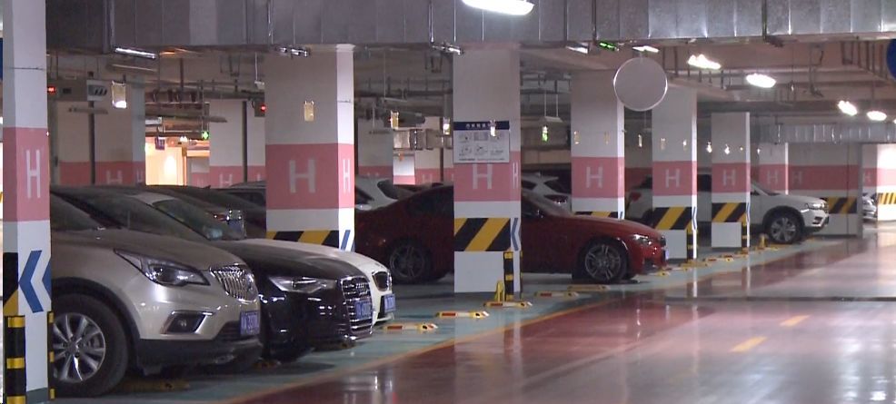 成都这小区停车费一月八百起 最便宜车位二十