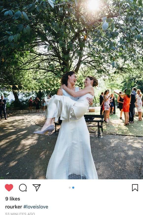 鲁尔克曾在社交媒体晒出与同性女友的结婚照,她给女友的"公主抱"一度