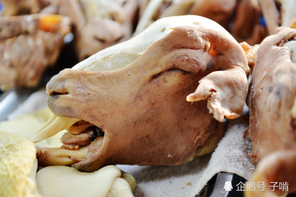 五香卤羊脑2元一副要用斧子才能取出来好吃但是有点吓人