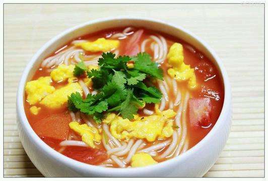 美味的鸡蛋汤面,加一个家常菜,一道完美的午餐就好了