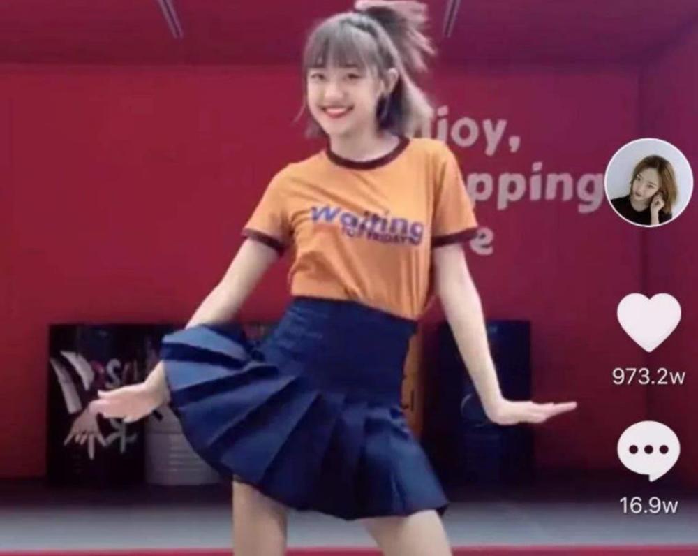 路人镜头下的代古拉k,一双腿"抢镜"了,网友:颠覆我的想象!