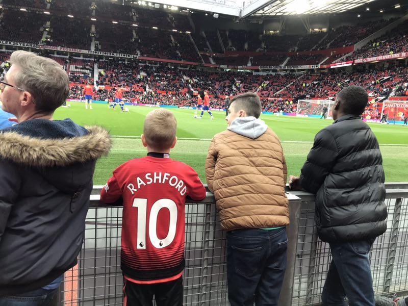 球员热身时笔者碰到了一位爷爷辈的球迷david,他是一位63年的曼联球迷