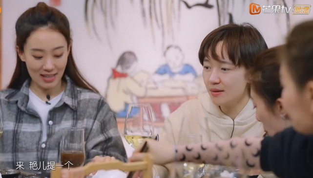 为聚会的主角,却很不习惯,低调的女生当演员不