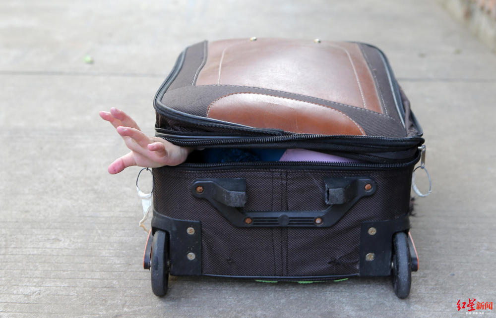 7岁女孩想当蜘蛛侠!能钻进行李箱下腰叼花可挑战吉尼斯